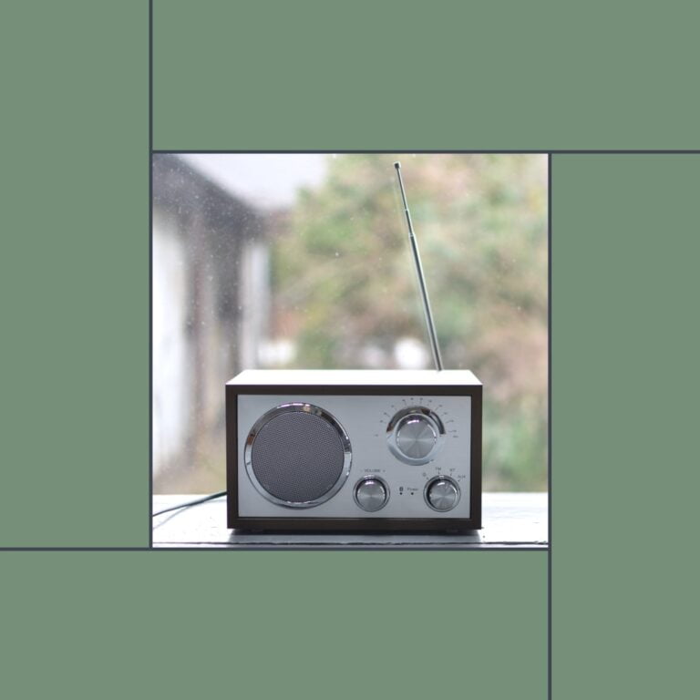photographie d'illustration d'une ancienne radio pour symboliser le passage sur Radio Equinoxe d'Etienne Sinouhé
