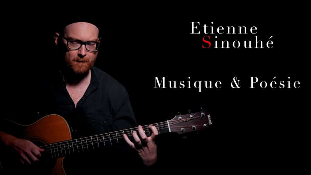 photographie qui représente l'artiste musical Etienne Sinouhé en train de jouer de la guitare sur scène